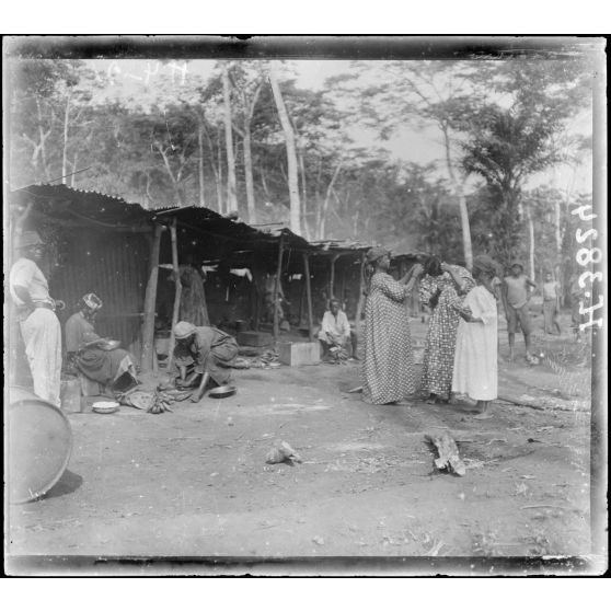 Eseka. Cuisines de tirailleurs. Toilette de "Madame tirailleur". [légende d'origine]