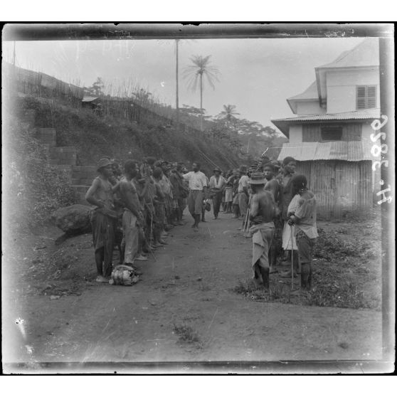 Eseka. Porteurs M'Boulés à la gare. [légende d'origine]