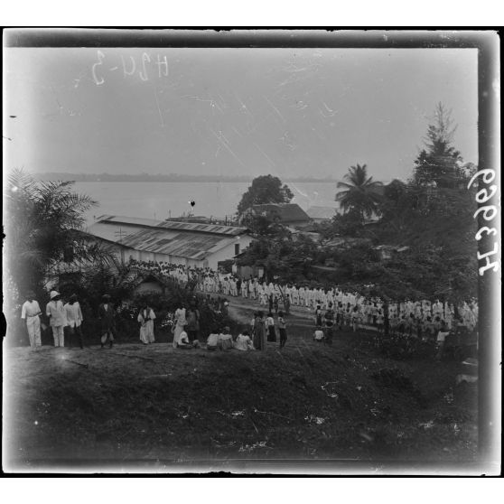 Douala. Funérailles du roi Dika Akwa (au fond, le Cameroun). [légende d'origine]