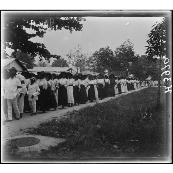 Douala. Funérailles du roi Dika Akwa (au fond, le Cameroun). Cortège. Les femmes. [légende d'origine]