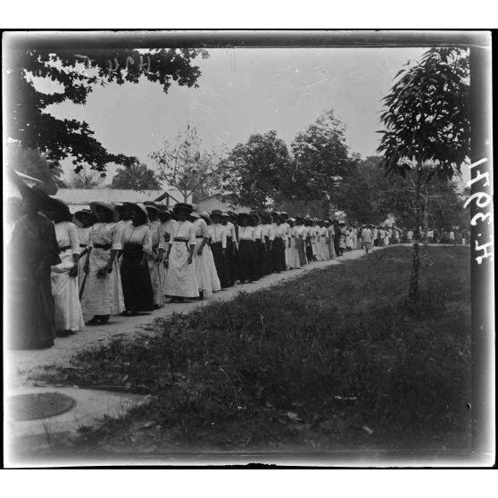 Douala. Funérailles du roi Dika Akwa (au fond, le Cameroun). Cortège. Les femmes. [légende d'origine]