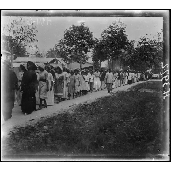 Douala. Funérailles du roi Dika Akwa (au fond, le Cameroun). [légende d'origine]