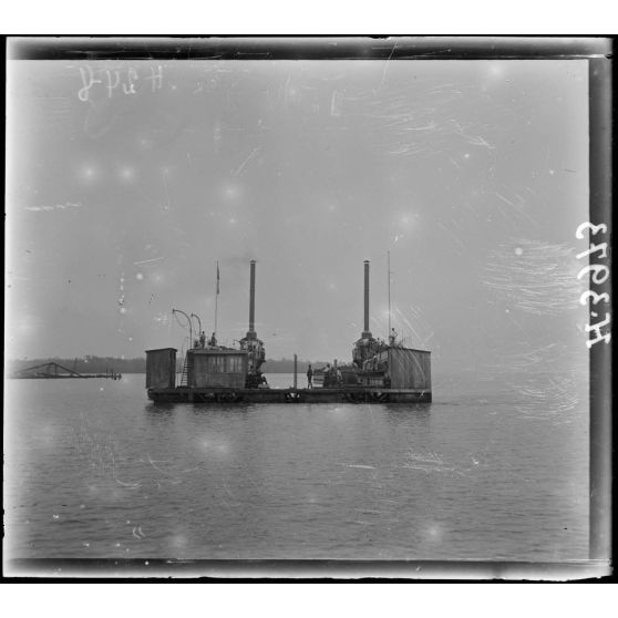 Douala. Dock flottant. Différentes phases de la mise en place d'un chaland. [légende d'origine]