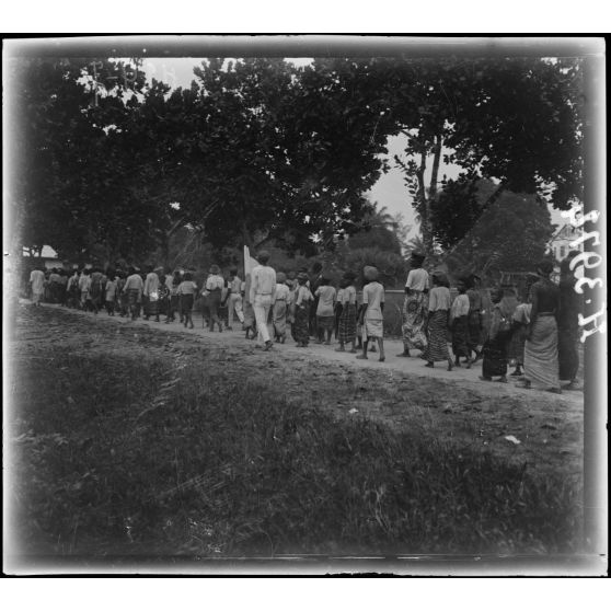 Douala. Funérailles du roi Dika Akwa (au fond, le Cameroun). Cortège. Les femmes. [légende d'origine]