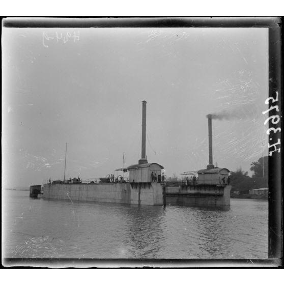 Douala. Dock flottant. Différentes phases de la mise en place d'un chaland. [légende d'origine]