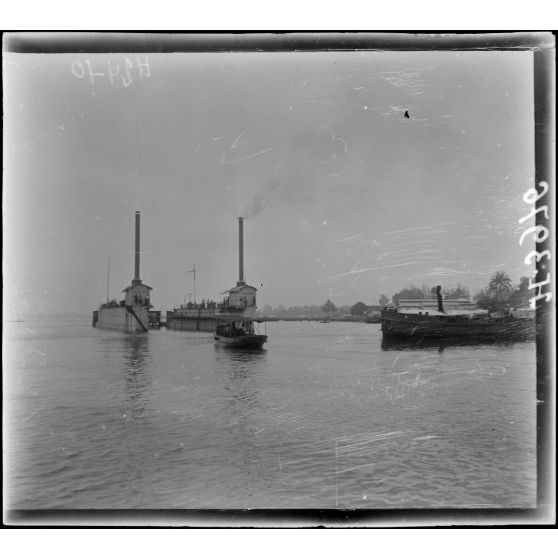 Douala. Dock flottant. Différentes phases de la mise en place d'un chaland. [légende d'origine]