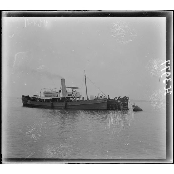 Douala. Dock flottant. Différentes phases de la mise en place d'un chaland. [légende d'origine]