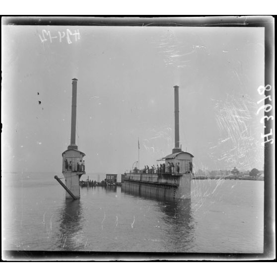 Douala. Dock flottant. Différentes phases de la mise en place d'un chaland. [légende d'origine]