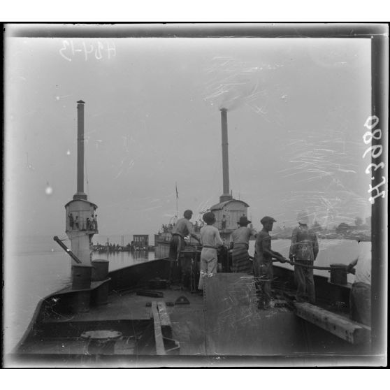 Douala. Dock flottant. Différentes phases de la mise en place d'un chaland. Le chaland entre dans le dock. [légende d'origine]