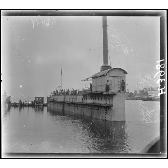 Douala. Dock flottant. Différentes phases de la mise en place d'un chaland. Manoeuvre à l'entrée du chaland. [légende d'origine]