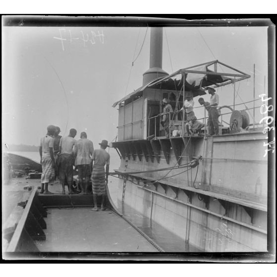 Douala. Dock flottant. Différentes phases de la mise en place d'un chaland. Le chaland en place est amarré. [légende d'origine]
