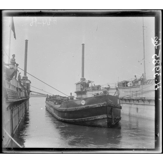 Douala. Dock flottant. Différentes phases de la mise en place d'un chaland. [légende d'origine]
