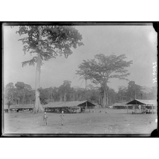 Eséka. Le village en construction. [légende d'origine]