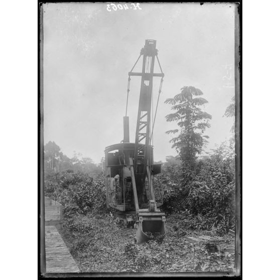 Eséka. Excavateur au bout du rail. [légende d'origine]