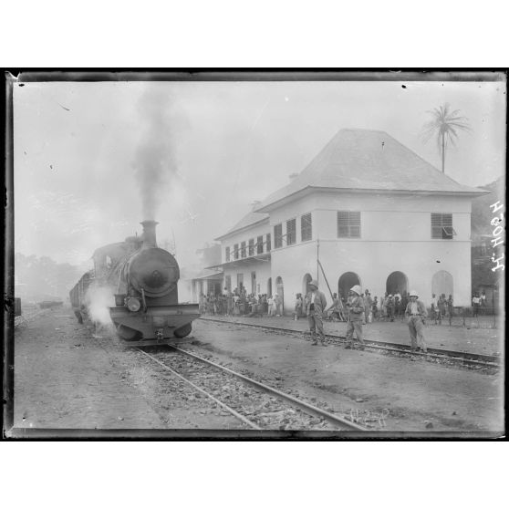 Eséka. La gare. Départ d'un train. [légende d'origine]