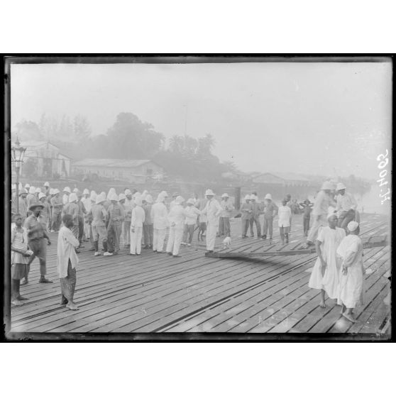 Douala. Le wharf au moment du départ d'un paquebot pour la France. [légende d'origine]