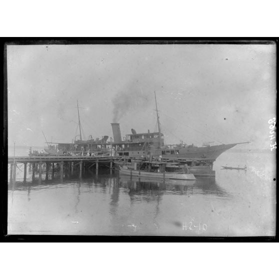 Douala. Le "Margareth Elizabeth" à l'appontement. [légende d'origine]