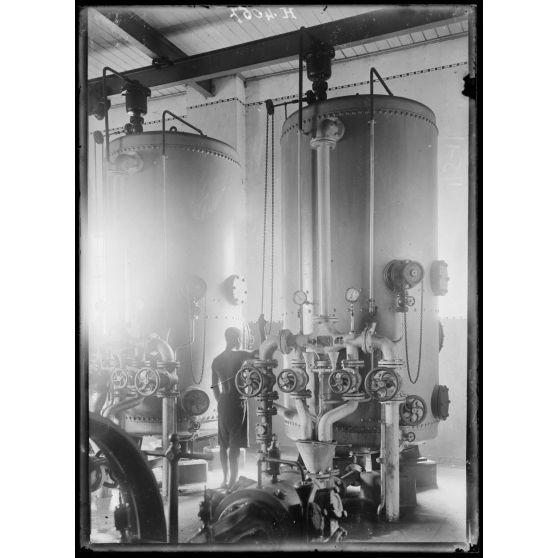 Douala. Usine élévatoire des eaux. Salle des filtres, pompes et compresseurs. [légende d'origine]