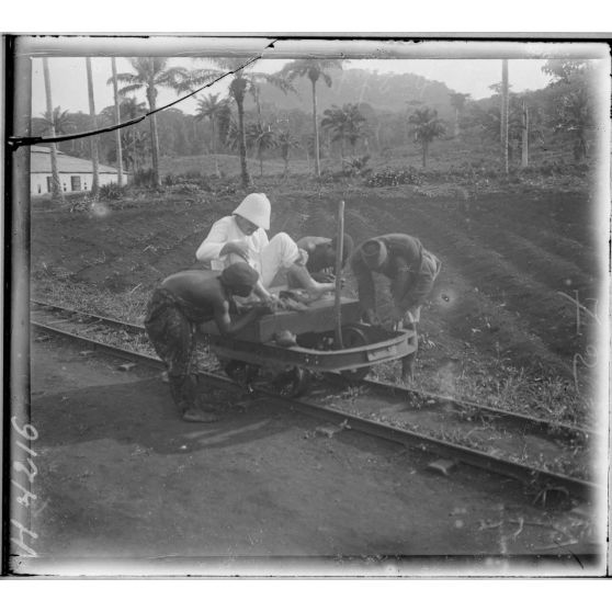 Djombé. Un blanc qui cherche ses chiques au sortir d'un séchoir. [légende d'origine]