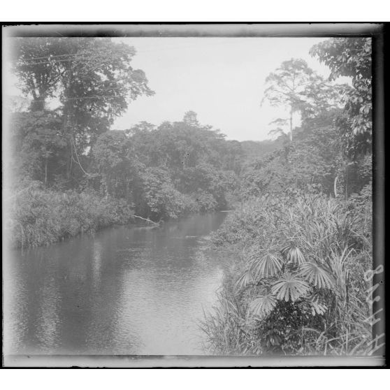 Chemin de fer du Nord, au km 128,3. La rivière Mboo. [légende d'origine]