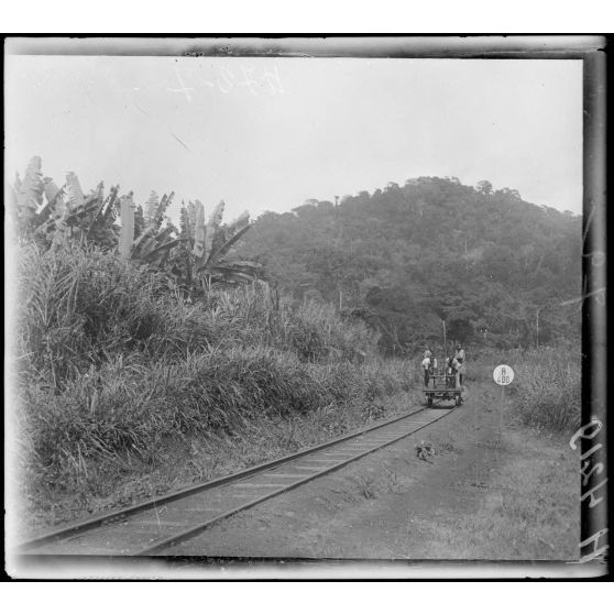Manengoteng (Cameroun). Aspect de la contrée, collines boisées. [légende d'origine]