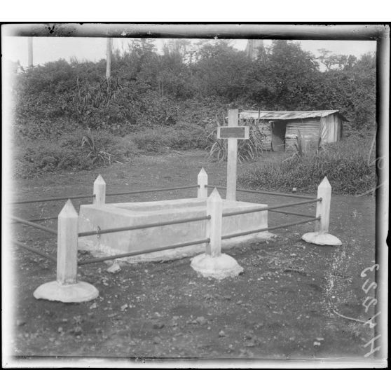 Nloé (Cameroun). Tombe du lieutenant anglais Selsneider tué le 5 décembre 1914. [légende d'origine]