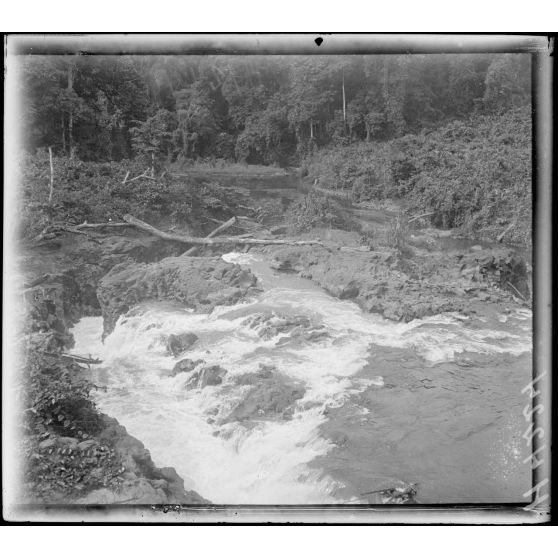 Nloé (Cameroun). La dibombé. [légende d'origine]