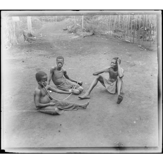 Mangombé (Cameroun). Joueurs de N'dendé. [légende d'origine]