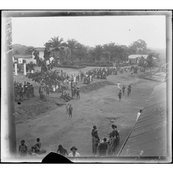 Edéa. Un jour de la caravane. Scènes diverses autour des factoreries. [légende d'origine]