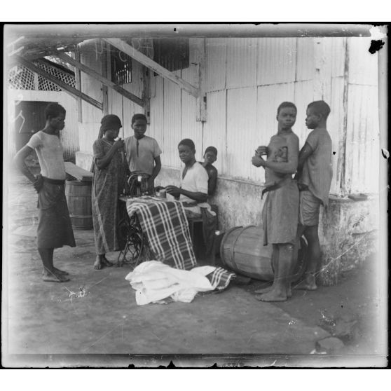 Edéa. Un jour de la caravane. Scènes diverses autour des factoreries. [légende d'origine]
