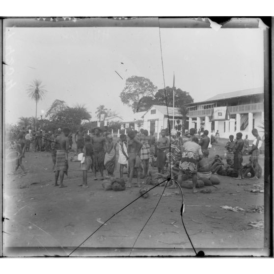 Edéa. Un jour de la caravane. Scènes diverses autour des factoreries. [légende d'origine]