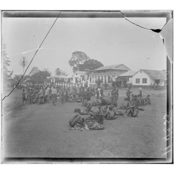 Edéa. Un jour de la caravane. Scènes diverses autour des factoreries. [légende d'origine]