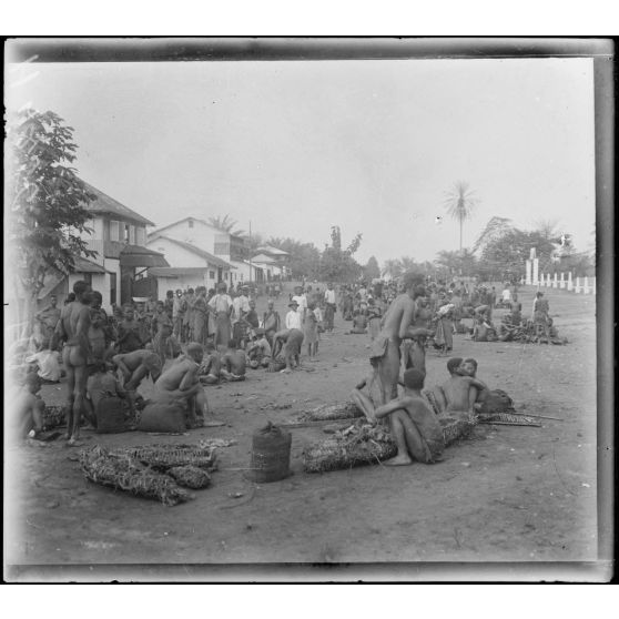 Edéa. Un jour de la caravane. Scènes autour des factoreries. [légende d'origine]