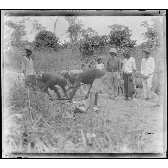 Japoma. Dépècement d'un sanglier sauvage. [légende d'origine]