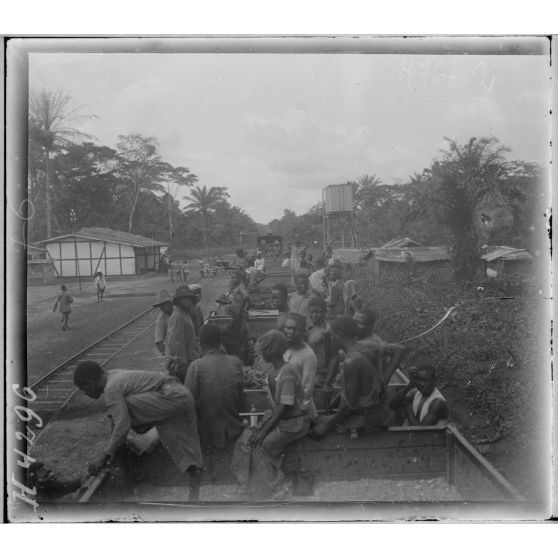 Kaké. Travaux de ballastage. [légende d'origine]