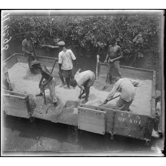Kaké. Travaux de ballastage. Déchargement d'un wagon de ballast. [légende d'origine]