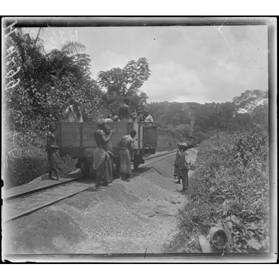 Kaké. Travaux de ballastage. Déchargement d'un wagon de ballast. [légende d'origine]