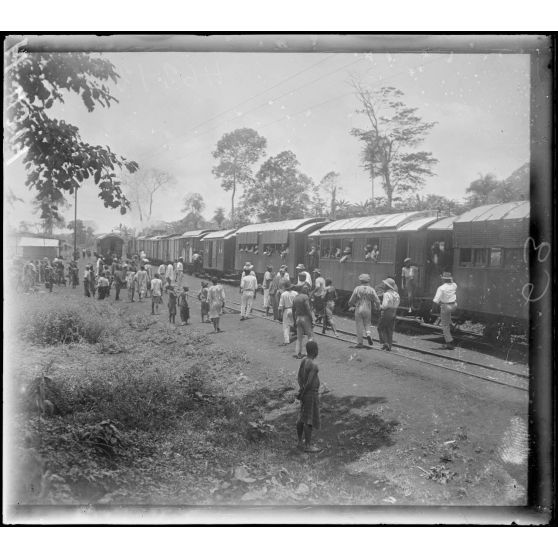 Djombé. La gare et ses environs à l'arrivée d'un train. [légende d'origine]
