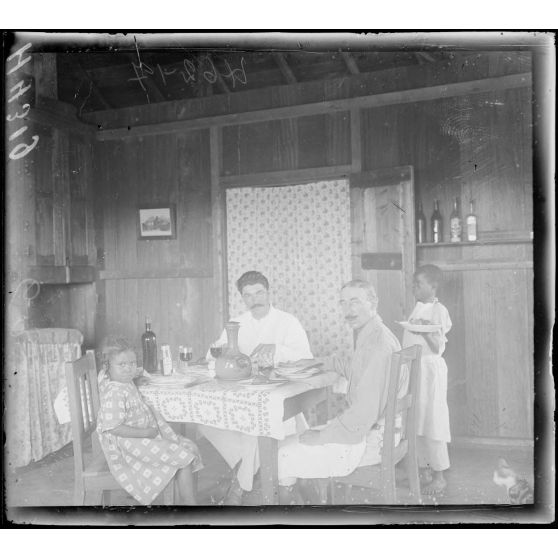 Djombé. Intérieur de maison de planteur. [légende d'origine]