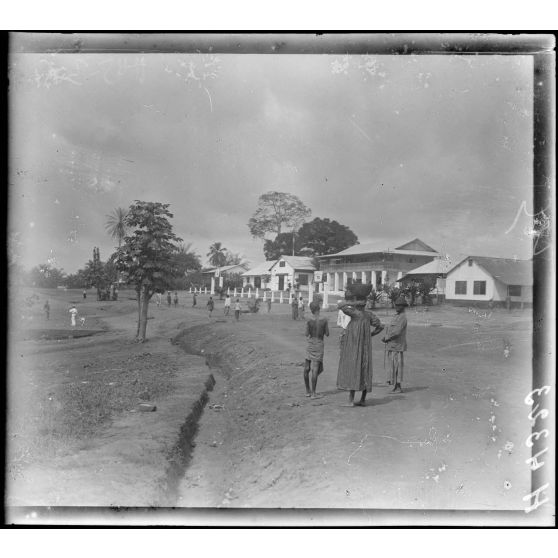 Edéa. Rue principale. [légende d'origine]