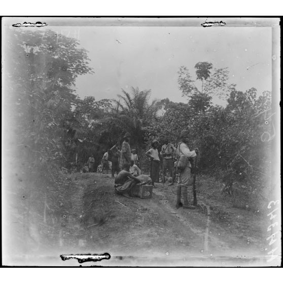 Route d'Edéa à Yaoundé. kilomètre 35. Halte sur la route. [légende d'origine]