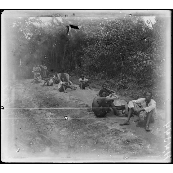 Route d'Edéa à Yaoundé. Une halte au village d'Yabit. [légende d'origine]