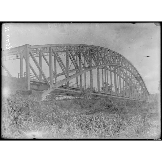 Edéa. Le pont, aval. [légende d'origine]