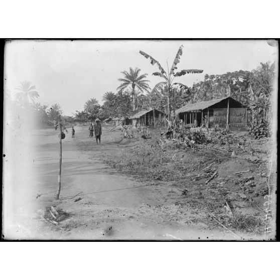 Kaké. Gris-gris contre la panthère à l'entrée du village. [légende d'origine]
