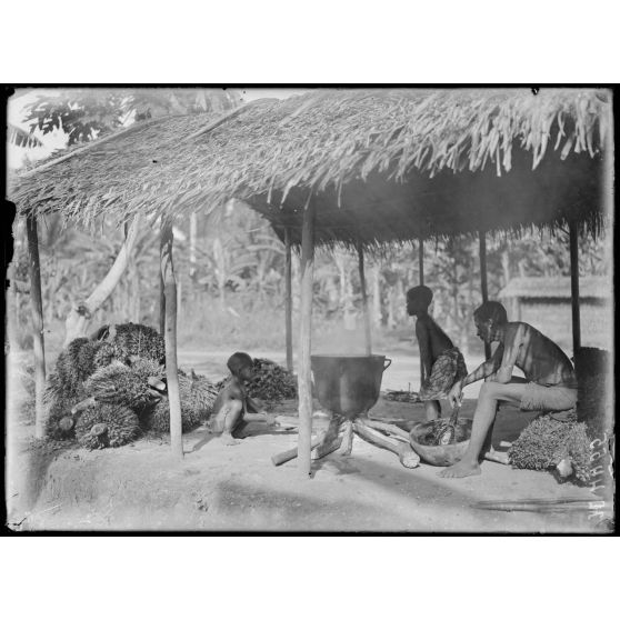 Kaké. Fabrication par ébullition de l'huile de palme. [légende d'origine]