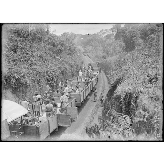 Kilomètre 37. Ballastage d'une voie. [légende d'origine]