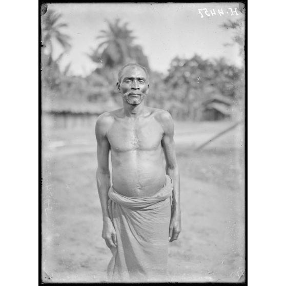Kaké. Un homme panthère (face) du pays Abo. [légende d'origine]
