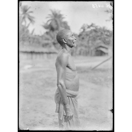 Kaké. ; Kaké. Un homme panthère (profil) du pays Abo. [légende d'origine]
