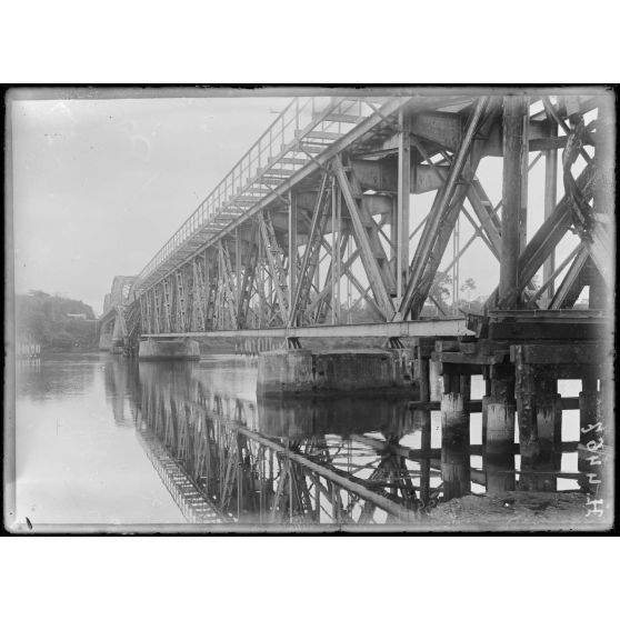 Japoma. Vue du pont du chemin de fer pris de la rive gauche de la Dibamba. [légende d'origine]