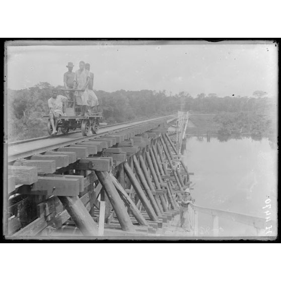 Japoma. Partie centrale du pont, détruite et réparée. [légende d'origine]